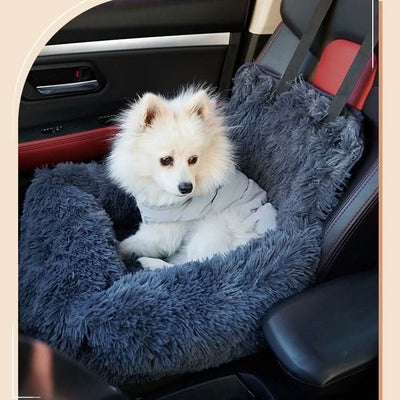 Pluizige Kalmerende Honden mand voor de autostoel
